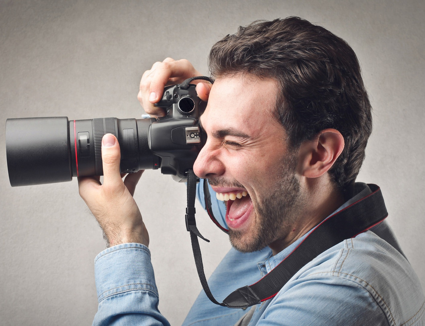 Фотограф это. Человек с фотоаппаратом. Мужчина с фотоаппаратом. Человек фотографирует. Журналист с фотоаппаратом.