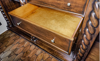 Встроенная резная гардеробная комната из массива дерева.