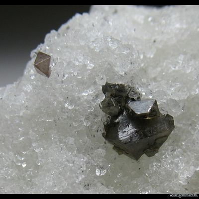 Шеелит на кварце. США. 44*25*19мм