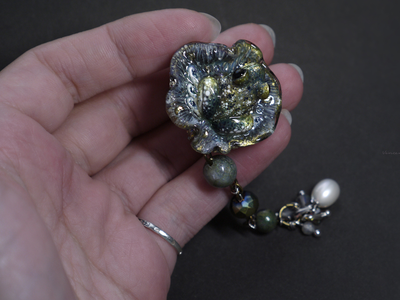 "Ночь перед волшебством", мини-брошь с лягушкой, жемчужиной и натуральными камнями