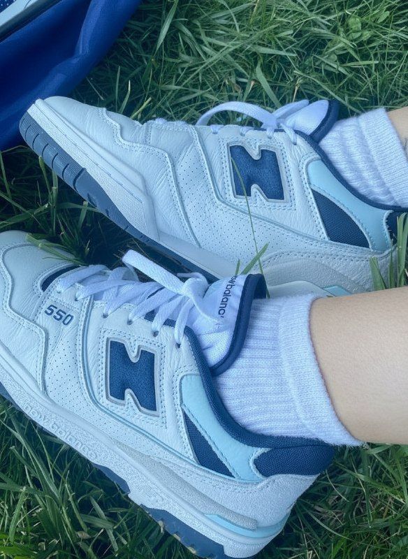 кроссовки New Balance 550 белые с синим логотипом вид сбоку