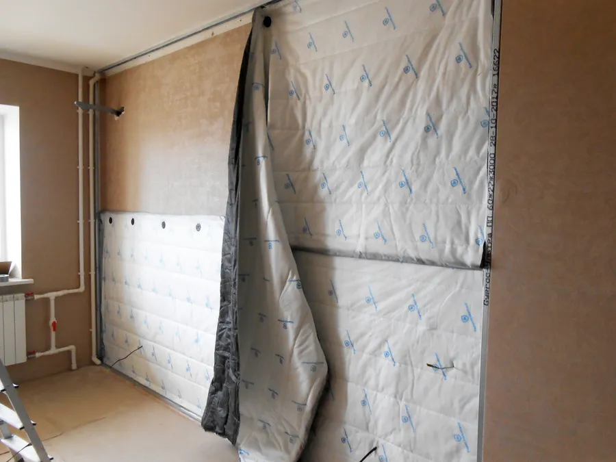 Монтаж ТЗИ в качестве первого слоя звукоизоляции стены