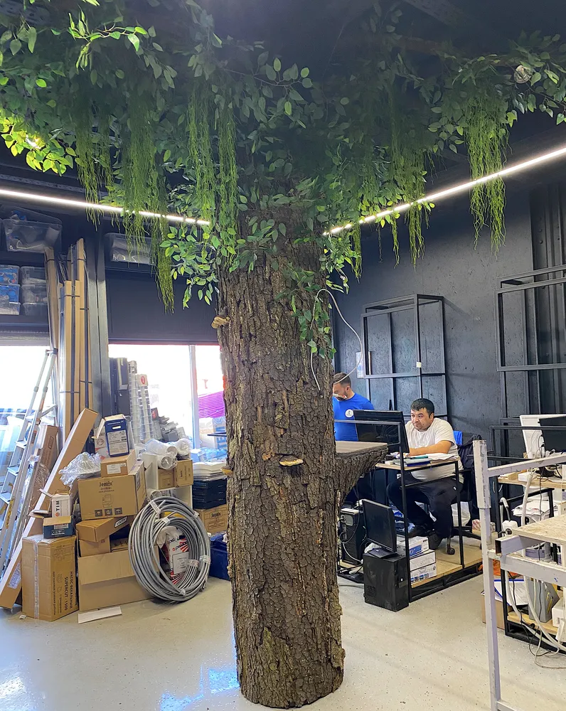 Имитация дерева в интерьере магазина.Работа spilcenter.com. г.Москва