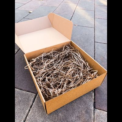 2 штуки - Подарочная коробка с наполнителем КРАФТ и зеленой лентой (32x32x12 см)