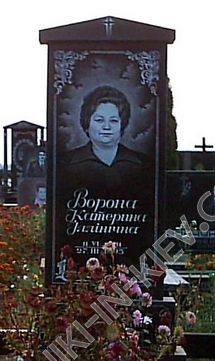 Фото вертикального бюджетного памятника на могилу из гранита для одного в СПб