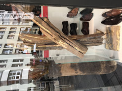 Декор витрины обувного магазина, Мюнхен, Германия.