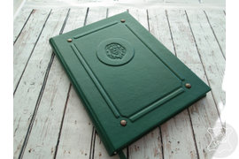 Кожаный ежедневник формата А4 в твердом книжном переплете с тиснением рисунка на обложке