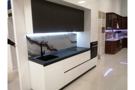 Кухня индиго с антресолями