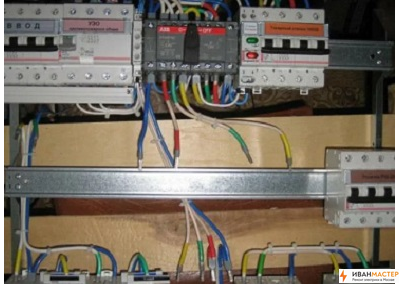 Установка реверсивный рубильник в электрощитке в квартире Москва ИВАНМАСТЕР