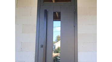 входная дверь в современном стиле. пос. родной