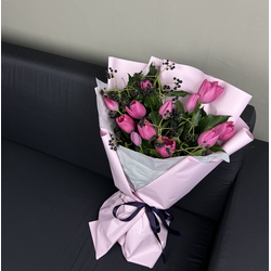 Букет из 13 тюльпанов и зелени