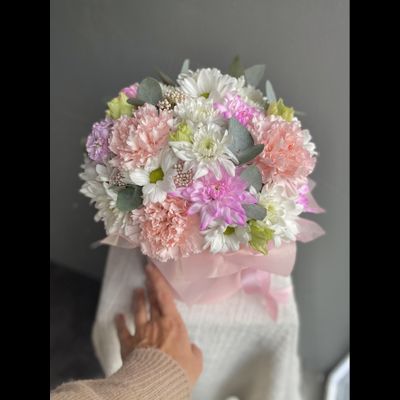 ХРИЗАНТЕМЫ И РОЗЫ В КОРОБКЕ