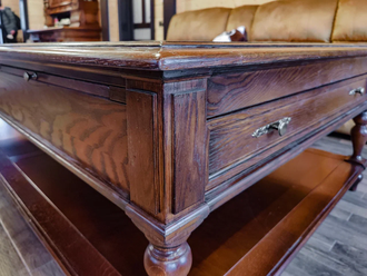 Журнальный стол из дуба с точеными ножками и выдвижными столиками.