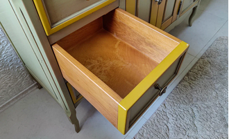 Тумба под накладную раковину на резных ножках.