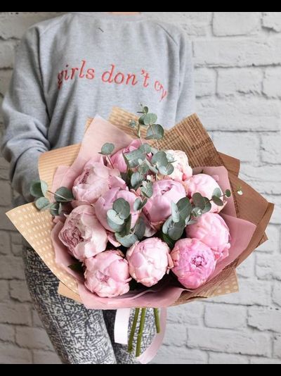 Букет из пионов с эвкалиптом