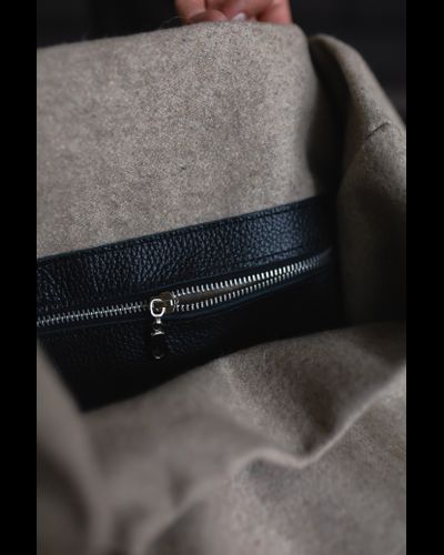 Шоппер из шерсти с коричневыми кожаными ручками