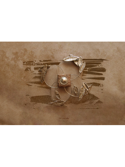 Фэнтези-брошь &quot;Артефакты Атлантиды - Солнечный амулет&quot; с золотым песком и лепестками