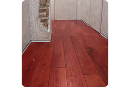 Процесс монтажа алюминиевого плинтуса ПЛ 40 с подробными этапами работы.