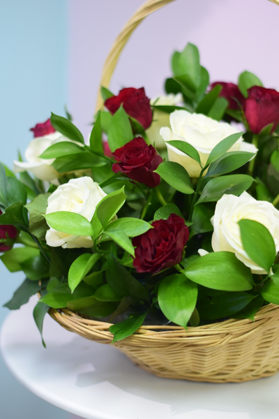 Корзина с белыми и красными розами
