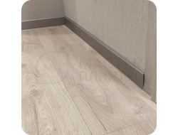 Плинтус ХДФ Dollken Cubu Flex Life 60мм Х 2,5 м 1246 Серебро платина в интерьере 3