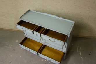 Двухстворчатый комод с 5 ящиками.