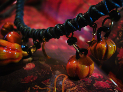 "Время Самайна", комплект украшений (серьги и колье) с тыквами к Хэллоуину