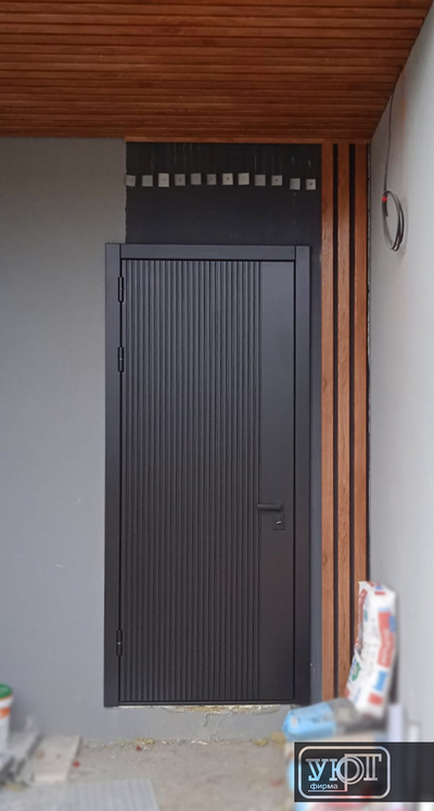 №14. входная термо-дверь в дом с фрезерованными накладками