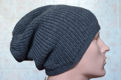 muzhskaya-italyanskaya-vyazanaya-shapka-iz-alpaka-merinos-seraya