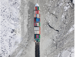 Купить греющую картину с фото грузового корабля во льдах финского залива