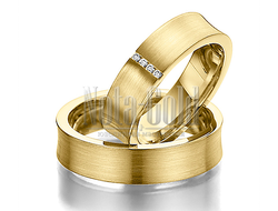 Классические обручальные кольца вогнутого профиля из красного золота с поперечной полоской бриллиант