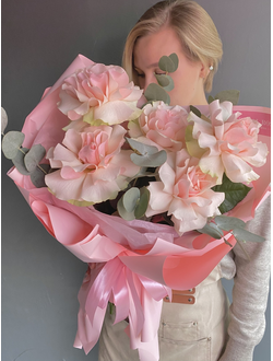 Розовые розы с эвкалиптом