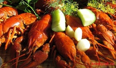 Вареные раки с лучком
