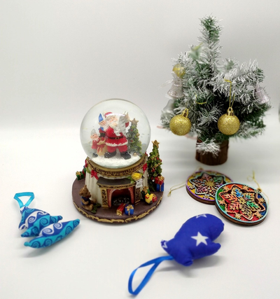 Большой Новогодний снежный шар музыкальный "У камина" 19*16*16см, (Два типа)