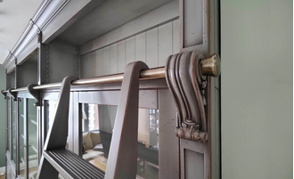 Встроенная библиотека с лестницей.