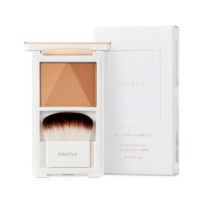 Вид футляра с открытым бронзером Аделика