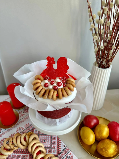 Кулич пасхальный с леденцом-петушком