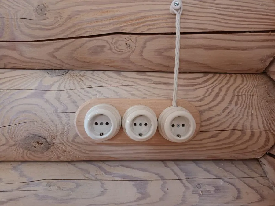 керамические ретро розетки на рамке под бревно