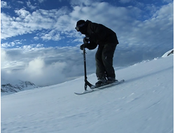 Фото райдера на SnowScoot на склоне в Шерегеше, демонстрирующее адреналит от спуска с горы