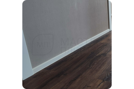 Свежий акцент: монтаж белого плинтуса Dollken Cubu Flex Life 60 создает яркий акцент в интерьере, делая его более современным и визуально просторным.