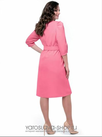 Розовое платье с треугольным вырезом горловины и пышными рукавами