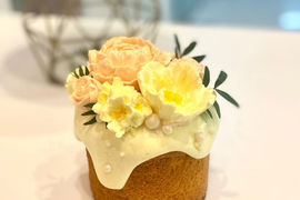 Кулич ванильный во взбитой карамелью и орехами " Цветочный"