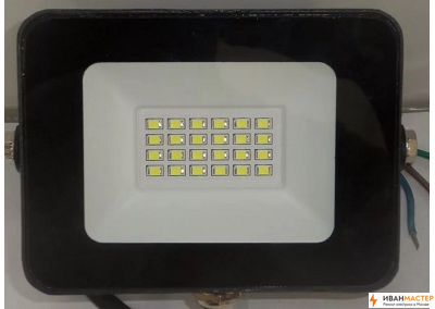 Установка прожектора с датчиком движения в загородном доме ИВАНМАСТЕР