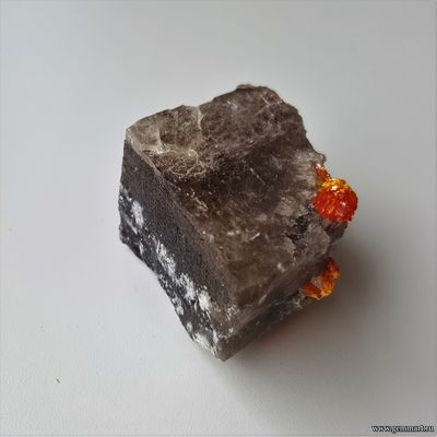 Барит и аурипигмент. 37*35*30 мм