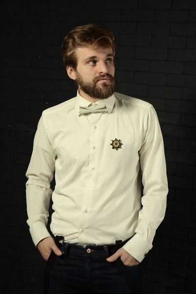 Морская галстук бабочка на парне