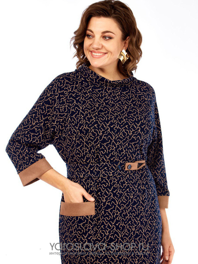 Женское трикотажное платье прямого силуэта в синем цвете