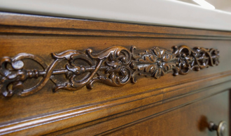 Тумба под раковину с тремя выдвижными ящиками.