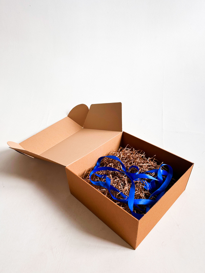 Огромная подарочная коробка GILEV 45х45х20см с синей лентой и наполнителем крафт