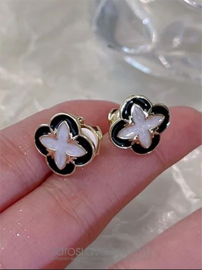Модель : АЛ-344.Черно-белые клипсы в форме клевера