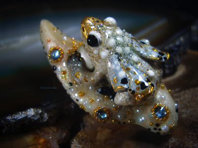 Мини-брошь с жемчугом и крылатой лягушкой "Царская бабочка, Дивная Зоренька"