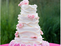 Свадебный торт с рюшечками и пионами